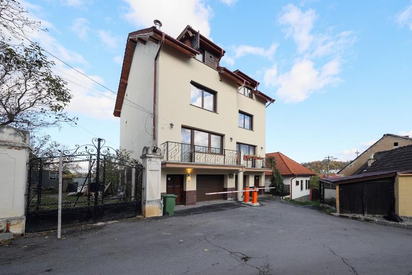 Duplex cu 4 camere cu Canalizare în Central