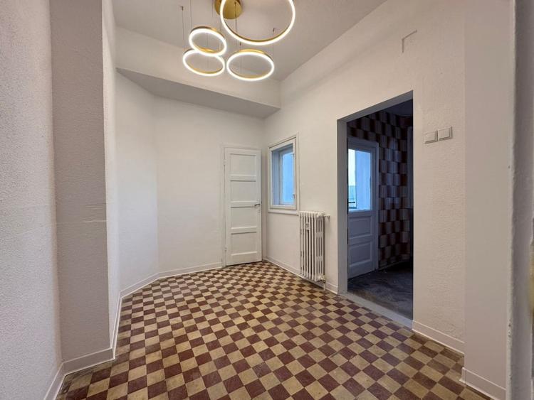 Apartament cu 4 camere decomandat, mobilat în Romană