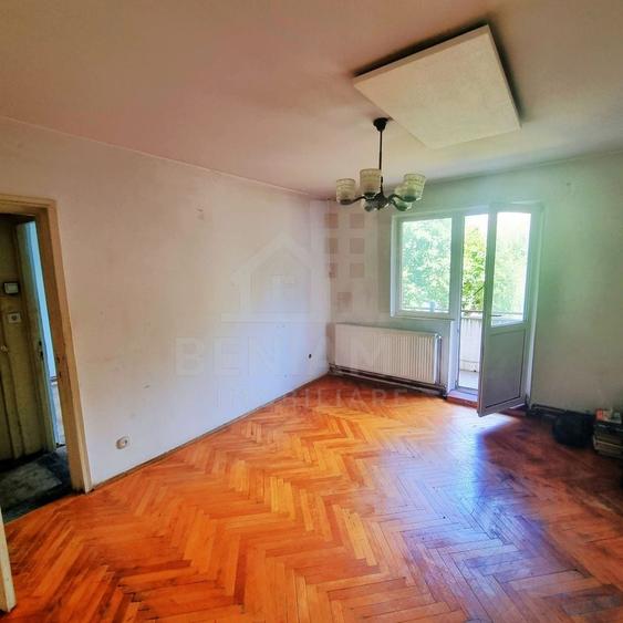 Apartament cu 3 camere semidecomandat în Florilor