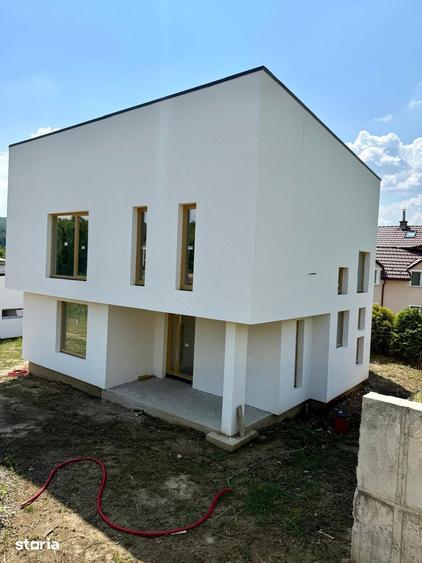 Casă cu 4 camere cu Teren 500 Mp în Corunca