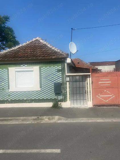 Casă cu 2 camere cu Teren 100 Mp în Central