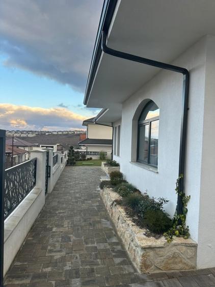 Casă individuală cu 5 camere cu Canalizare în Dezmir