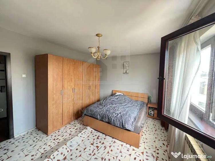 Casă cu 8 camere cu Teren 1100 Mp în Central