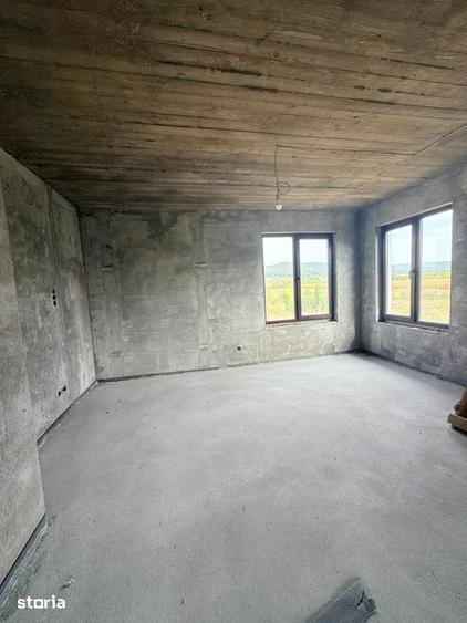 Casă cu 5 camere cu Teren 70 Mp în Livezile