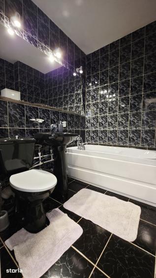 Apartament cu 3 camere semidecomandat în Podu Roș
