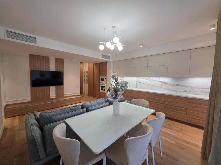 Apartament cu 3 camere semidecomandat în Străulești