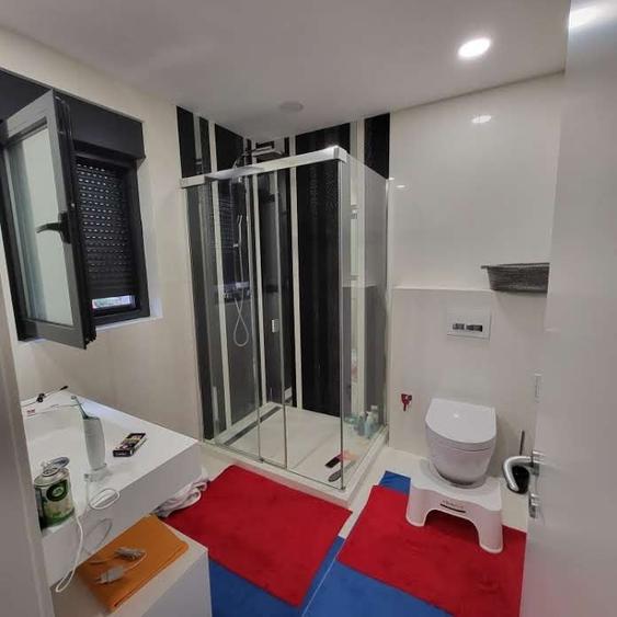 Casă individuală cu 6 camere cu Canalizare în Central
