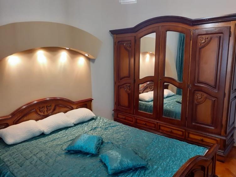 Apartament cu 3 camere semidecomandat, mobilat în Aluta