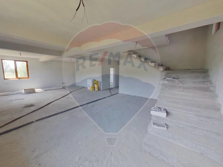 Casă cu Teren 2124 Mp în Crăciunești