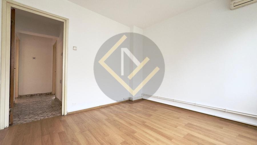 Apartament cu 3 camere semidecomandat în Obor