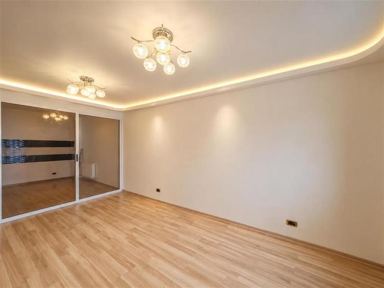 Apartament cu 3 camere decomandat în Tractorul
