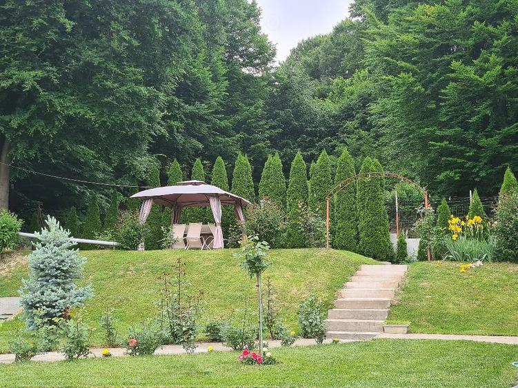 Casă cu 6 camere cu Teren 3414 Mp în Pralea