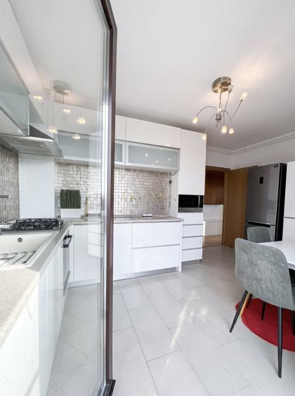 Apartament cu 3 camere semidecomandat, mobilat în Europa