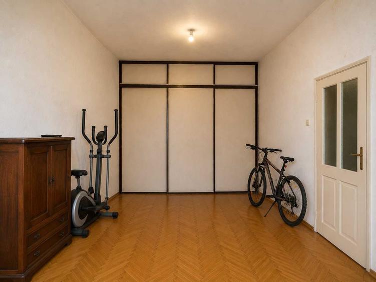 Apartament cu 4 camere semidecomandat în Central