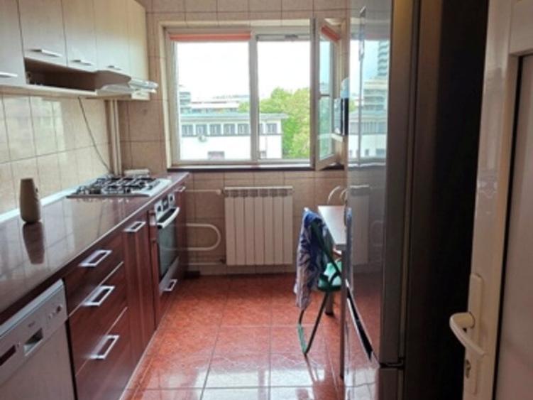Apartament cu 3 camere semidecomandat, mobilat în Turda