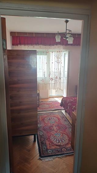 Apartament cu 4 camere semidecomandat, mobilat în Central