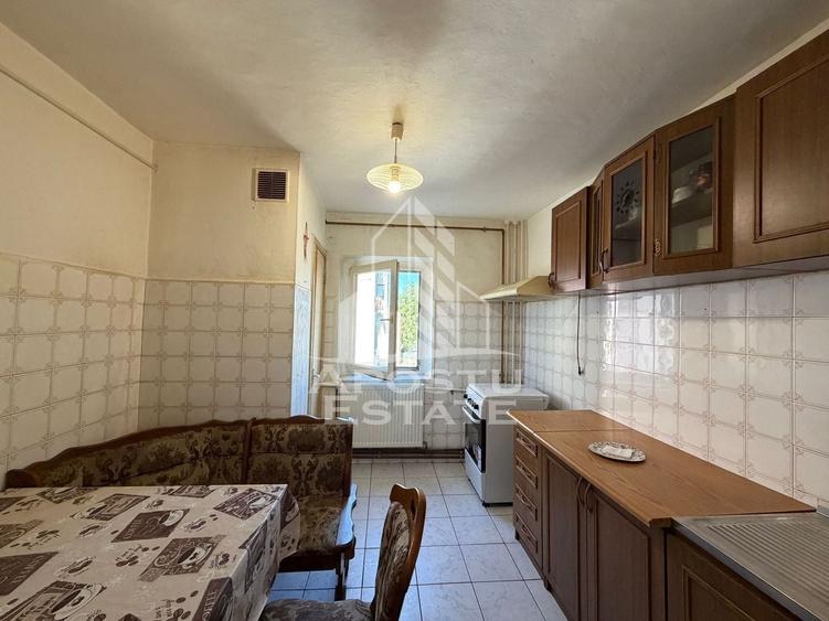 Apartament cu 3 camere decomandat, mobilat în Lipovei