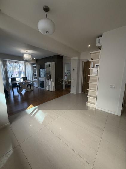 Apartament cu 3 camere semidecomandat, mobilat în Apărătorii Patriei