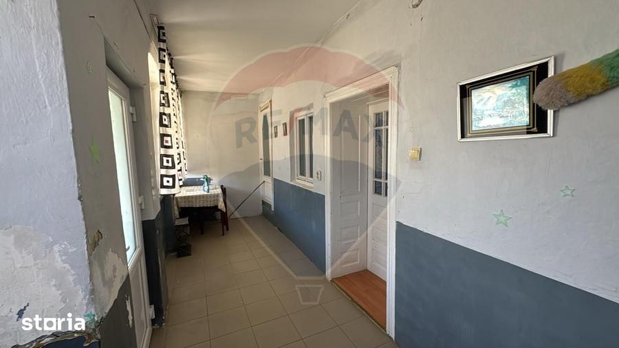 Casă cu 3 camere semidecomandat cu Teren 2241 Mp în Sânnicolau Român