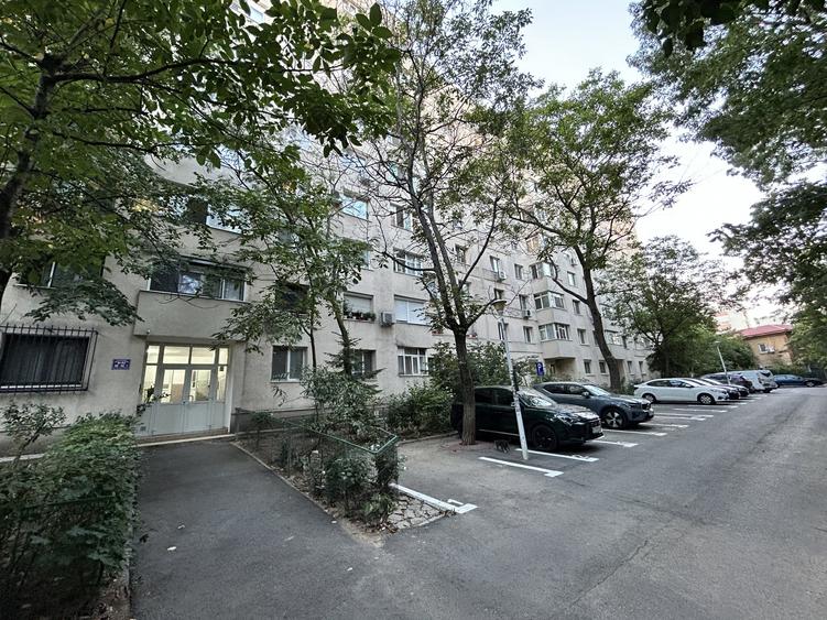 Apartament cu 3 camere semidecomandat, mobilat în Titan