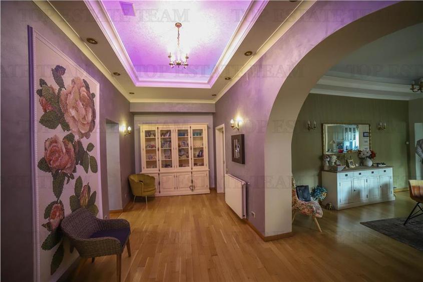 Casă individuală cu 20 camere cu Canalizare în Central