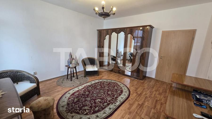 Apartament cu 4 camere decomandat, mobilat în Est
