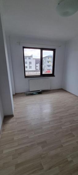 Apartament cu 3 camere semidecomandat, mobilat în Nord