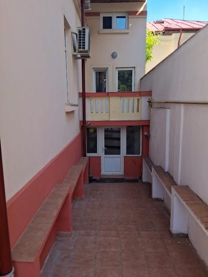 Casă individuală cu 6 camere cu Garaj în Tineretului