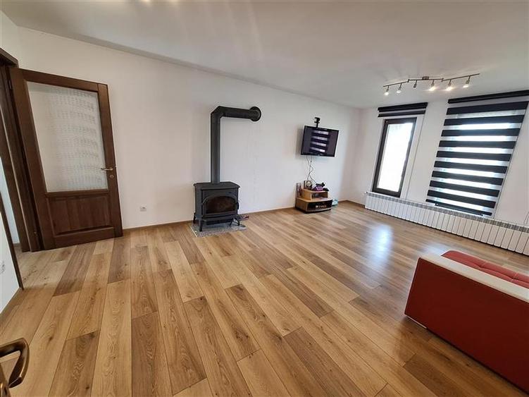 Casă individuală cu 4 camere cu Teren 1000 Mp în 9 Mai
