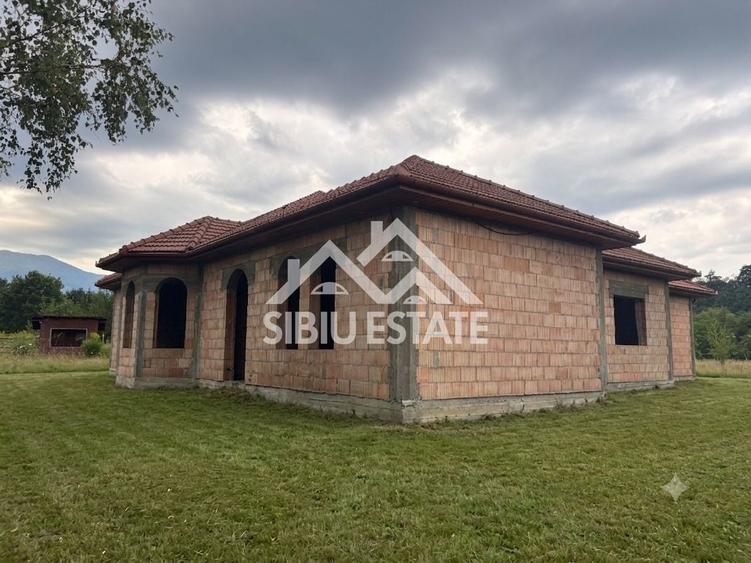 Casă cu 8 camere cu Canalizare în Sud