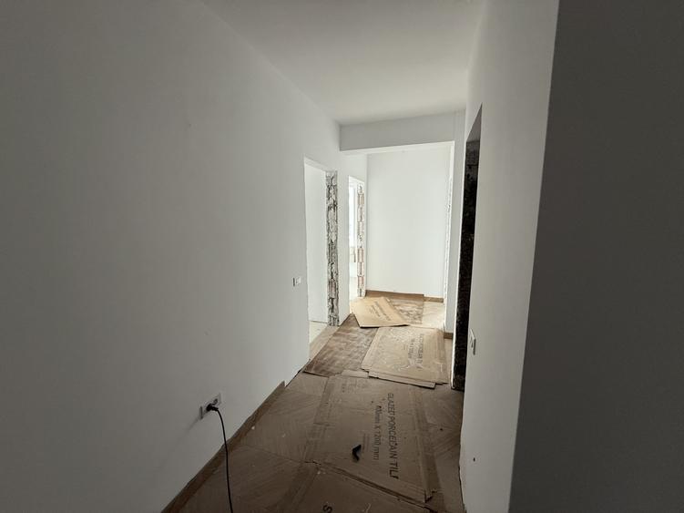 Apartament cu 3 camere decomandat în Theodor Pallady