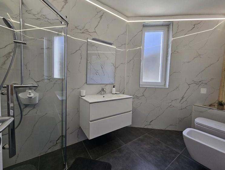 Apartament cu 3 camere decomandat în Exterior Vest
