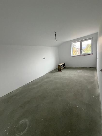 Casă individuală cu 7 camere cu Teren 390 Mp în Periferie