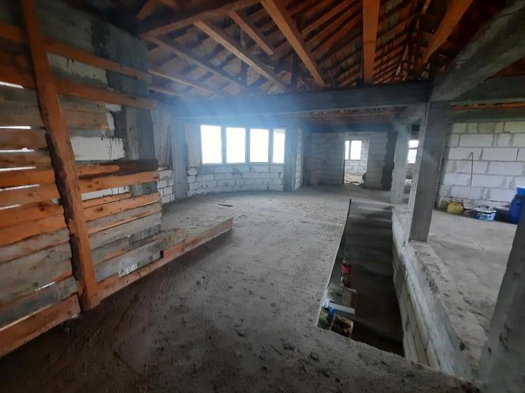 Casă individuală cu 8 camere cu Teren 928 Mp în Țegheș