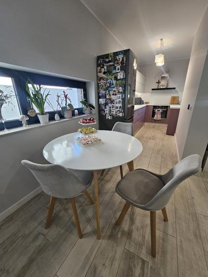Apartament cu 4 camere decomandat în Dumbrăvița
