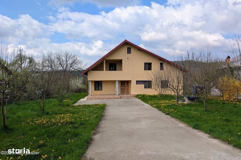 Casă cu 4 camere în Valea Mare