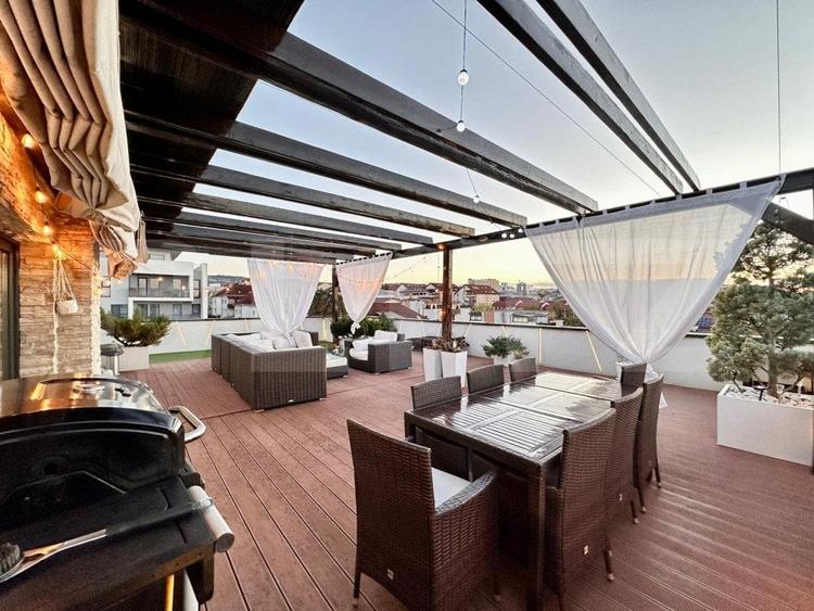 Penthouse cu 4 camere semidecomandat, mobilat în Bună Ziua