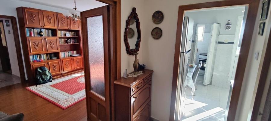 Apartament cu 3 camere semidecomandat, mobilat în Capitol