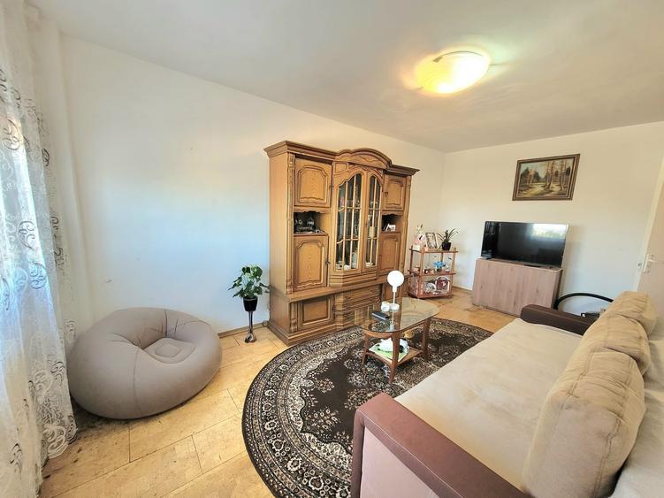 Apartament cu 3 camere decomandat în Calea București