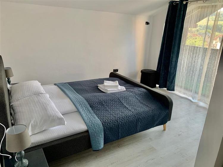 Apartament cu 3 camere decomandat, mobilat în Bran