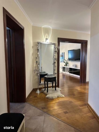 Apartament cu 5 camere decomandat în Soarelui