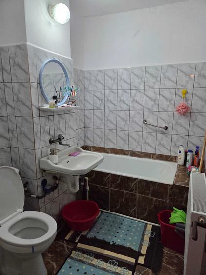 Apartament cu 3 camere decomandat, mobilat în Exterior Vest