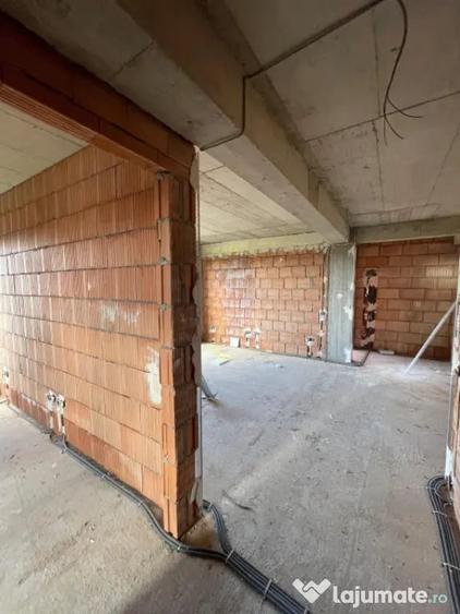Apartament cu 2 camere semidecomandat în Independenței