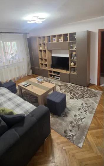 Apartament cu 3 camere decomandat în Florilor