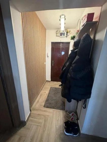 Apartament cu 2 camere semidecomandat în Craiovița Nouă