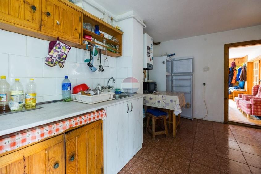 Casă individuală cu 7 camere cu Teren 1259 Mp în Bran