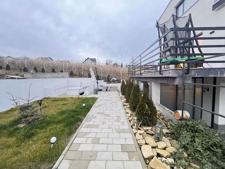 Casă individuală cu 4 camere cu Canalizare în Moara