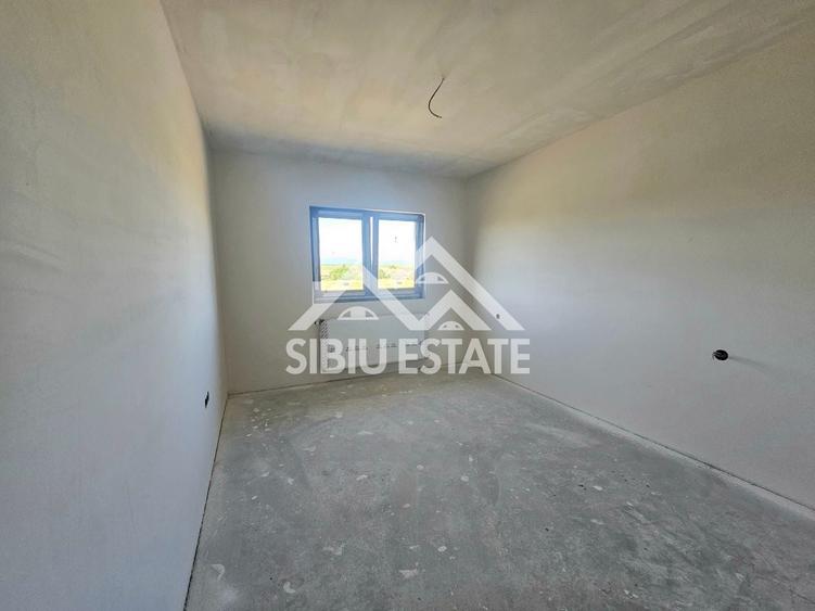 Duplex cu 5 camere cu Canalizare în Șura Mică
