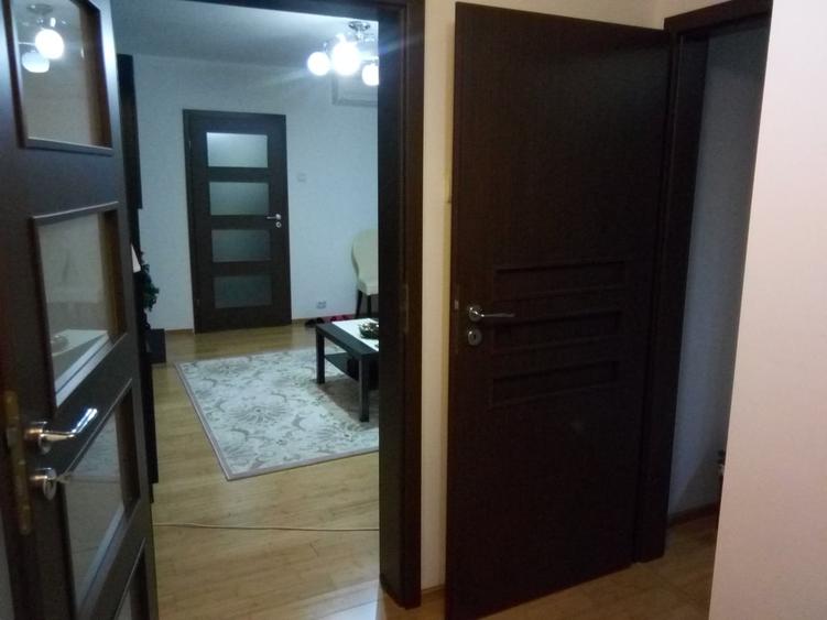 Apartament cu 3 camere semidecomandat în Teiul Doamnei
