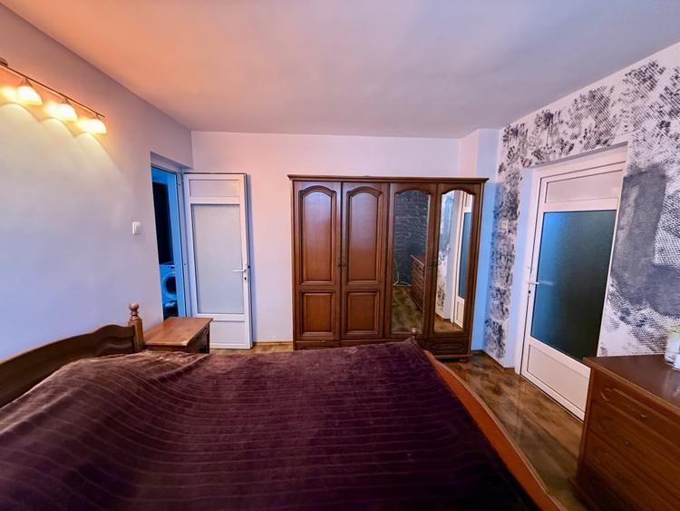 Apartament cu 4 camere decomandat în Trocadero